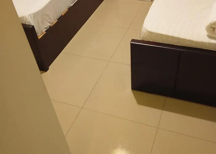 Lovely 2 Bedrooms Groundfloor Apartment *